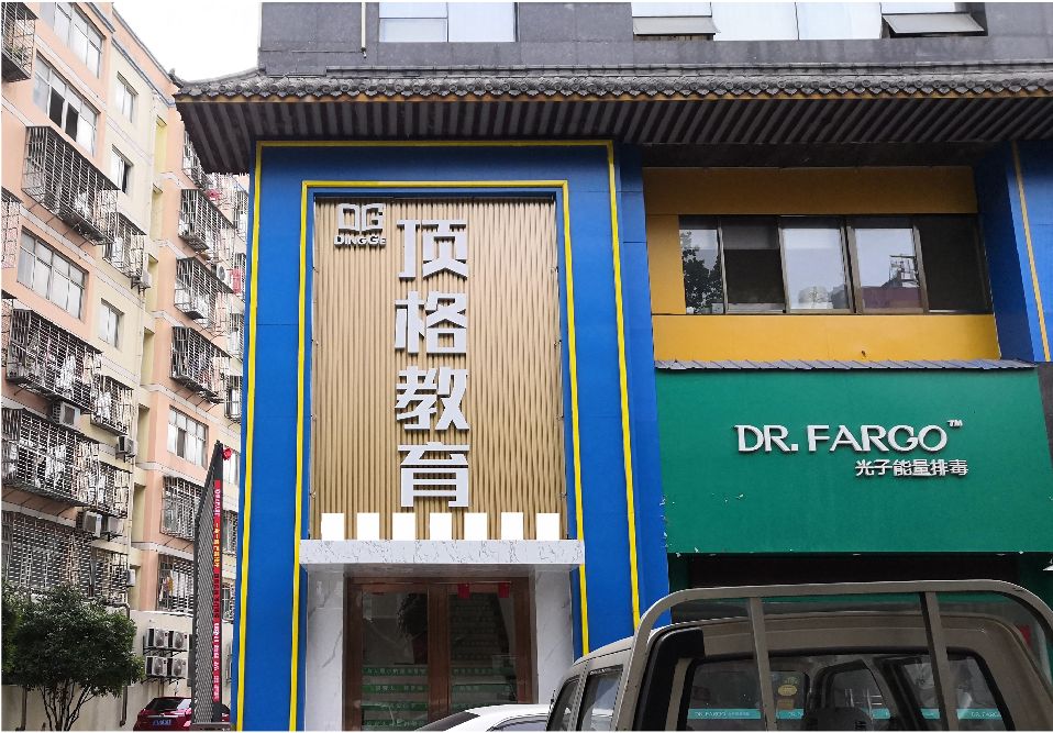 通道门头设计要符合门店特色。