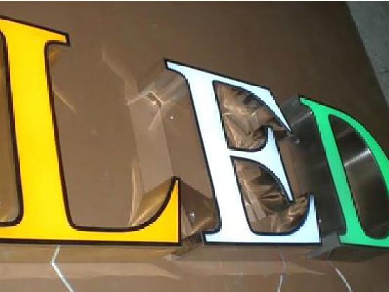通道介绍LED招牌的基础知识。