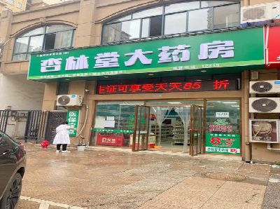 通道铝塑板门头招牌的特点。